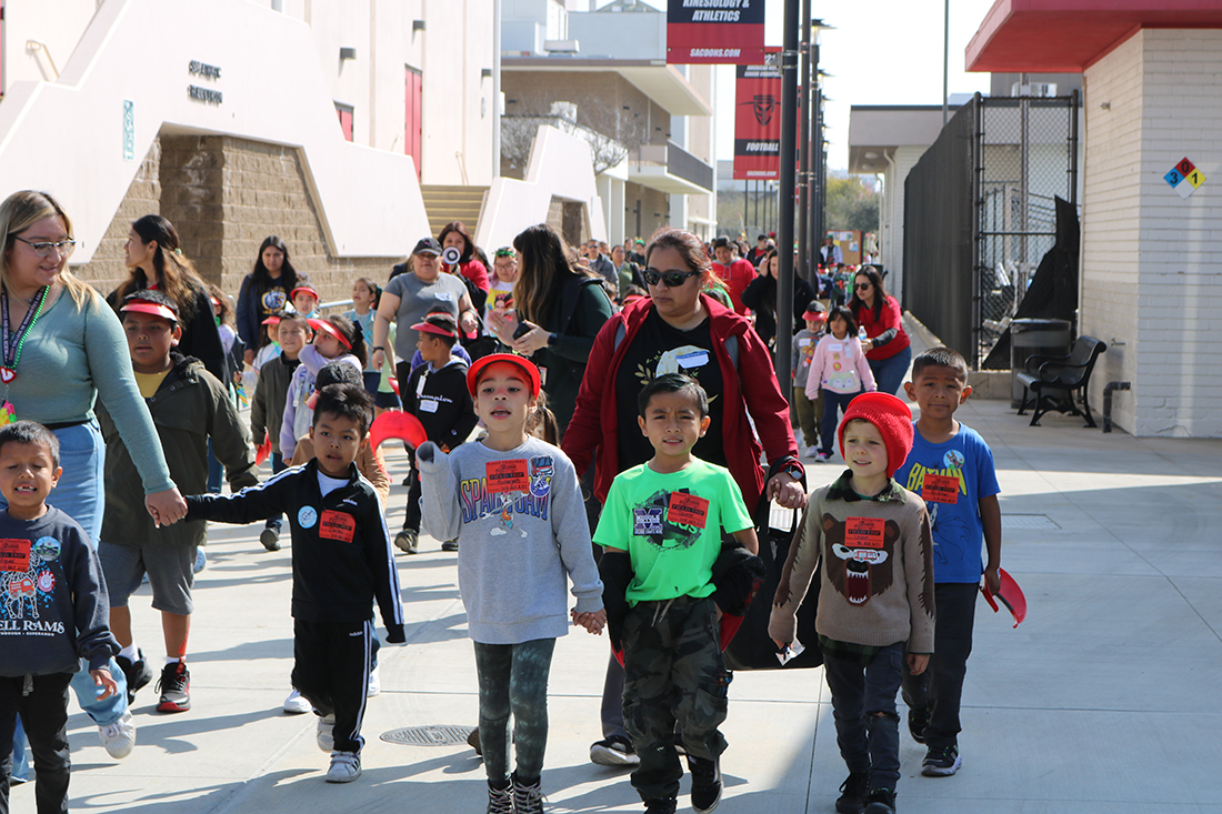 kindergartners march to Kindercaminata